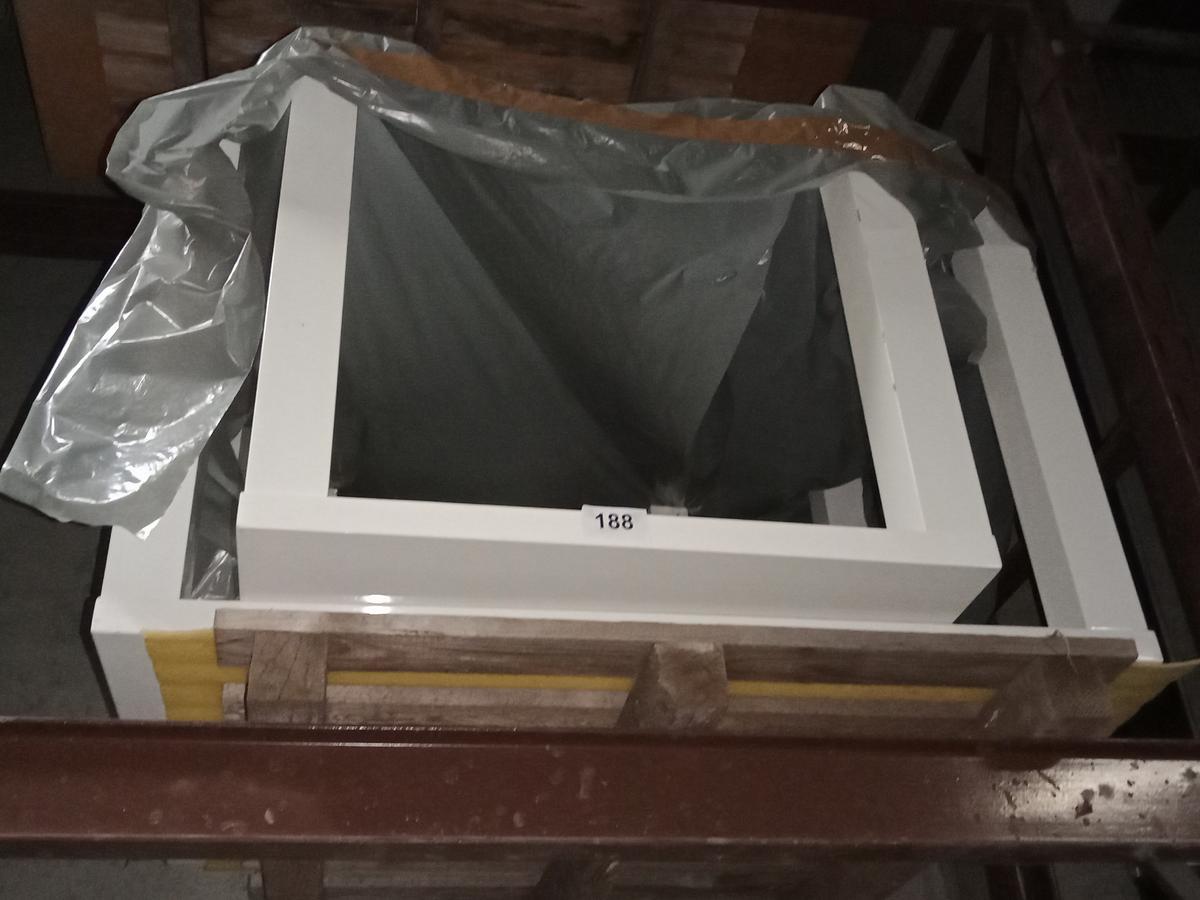 2 Stk. Sozialraumtische und 4 Paletten mit Aktenschränken und Schreibtischen