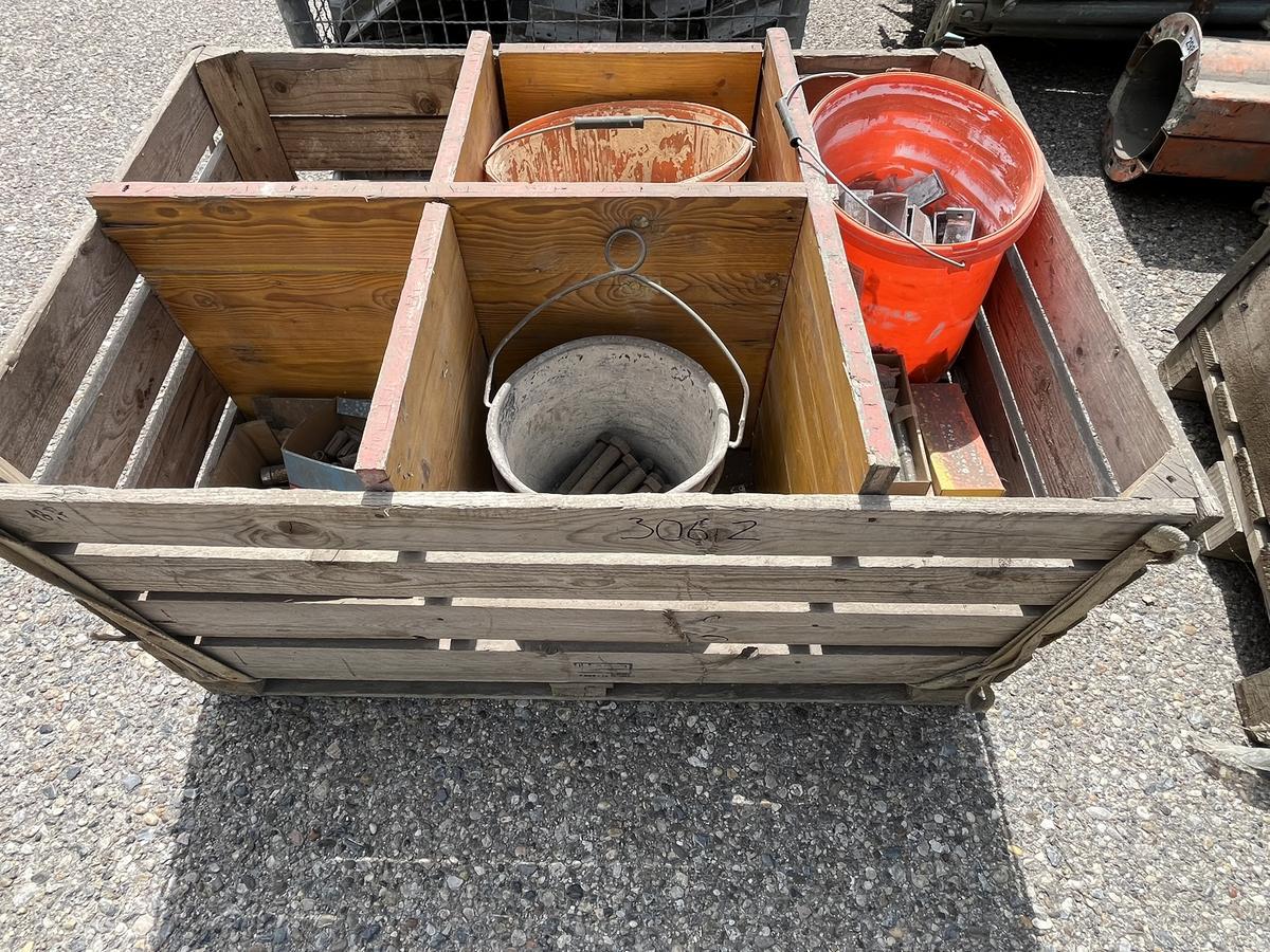 1 Palette mit Schrauben/Befestigungsmaterial