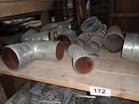 Regalinhalt mit Bögen und Rohrmaterial Regalinhalt mit Bögen und Rohrmaterial