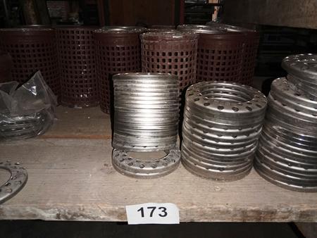 Regalinhalt mit Einlaufstutzen, etc. Regalinhalt mit Einlaufstutzen, etc.