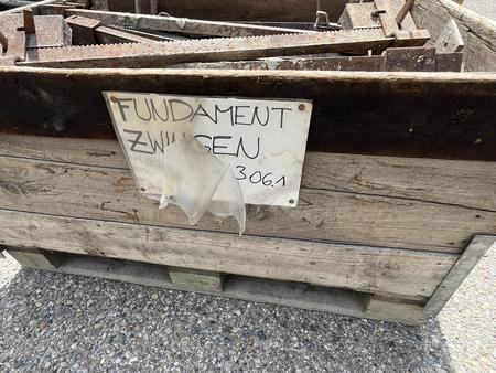 ca. 50 Stück Fundamentzwingen = 2 Paletten je 100 cm ca. 50 Stück Fundamentzwingen = 2 Paletten je 100 cm