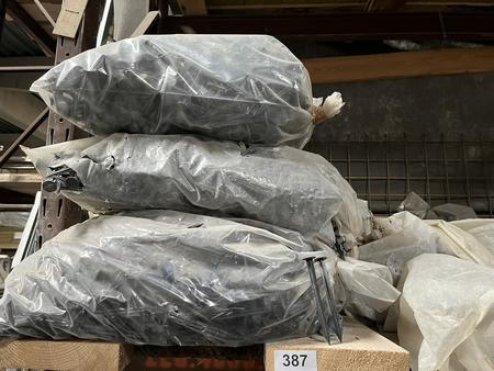 2 Regalinhalte: Schalungsmaterialzubehör Stopfen uw. 2 Regalinhalte: Schalungsmaterialzubehör Stopfen uw.