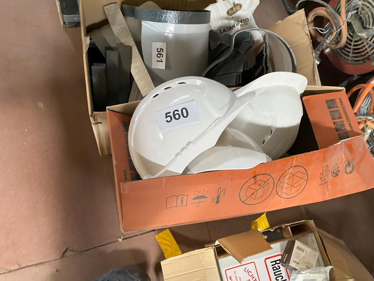 1 Karton mit Bauhelmen