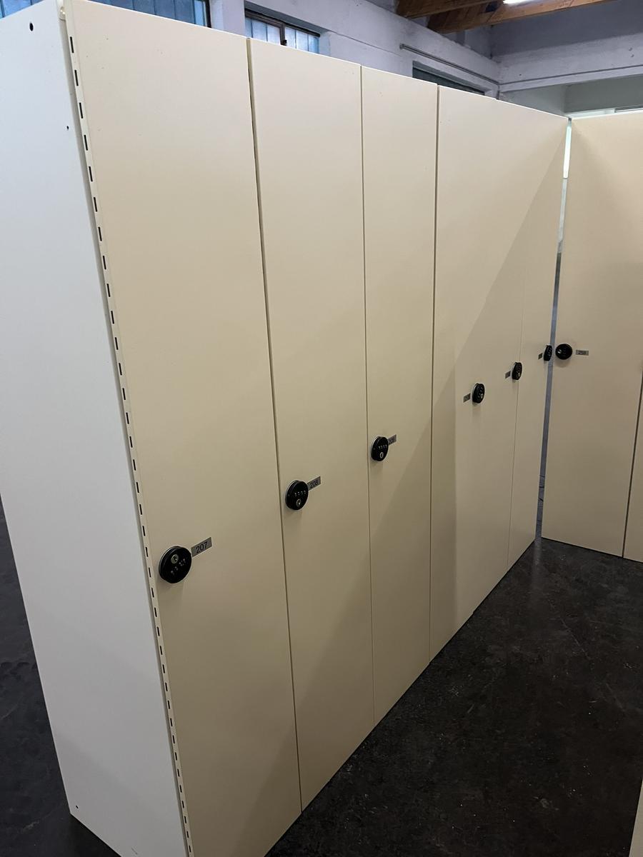 ERKA 3-teiliger Garderobenschrank mit PIN CODE Schloss?d=2025-11-05 06:07:13