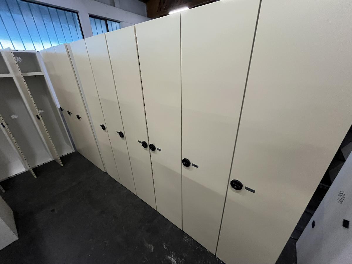 ERKA 3-teiliger Garderobenschrank mit PIN CODE Schloss?d=2025-11-05 06:07:57