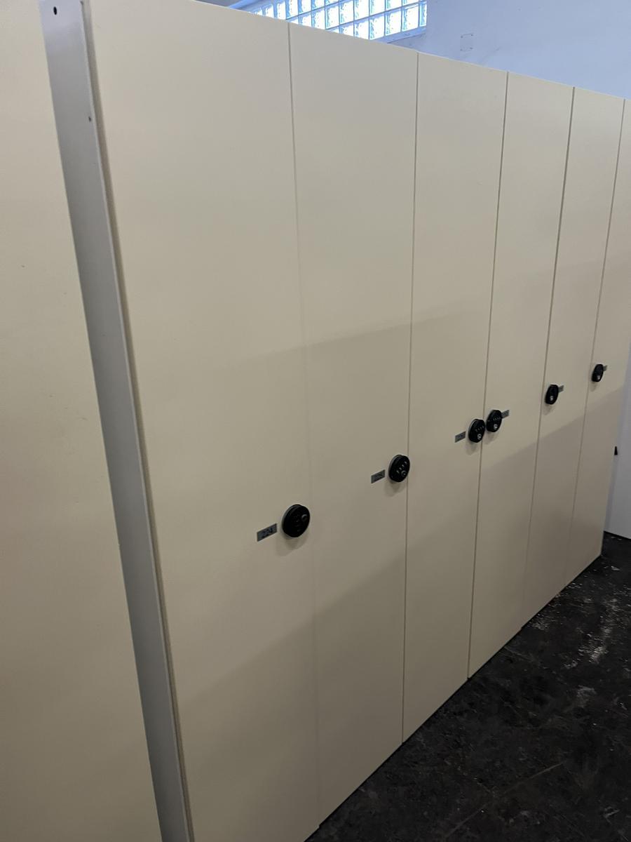 ERKA 3-teiliger Garderobenschrank mit PIN CODE Schloss?d=2025-11-05 06:06:06