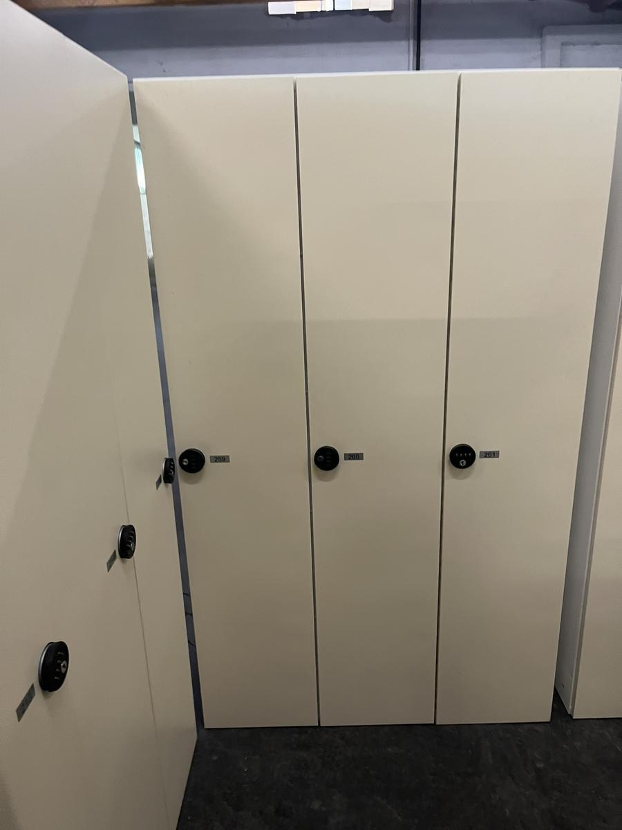 ERKA 3-teiliger Garderobenschrank mit PIN CODE Schloss?d=2025-11-05 08:52:11