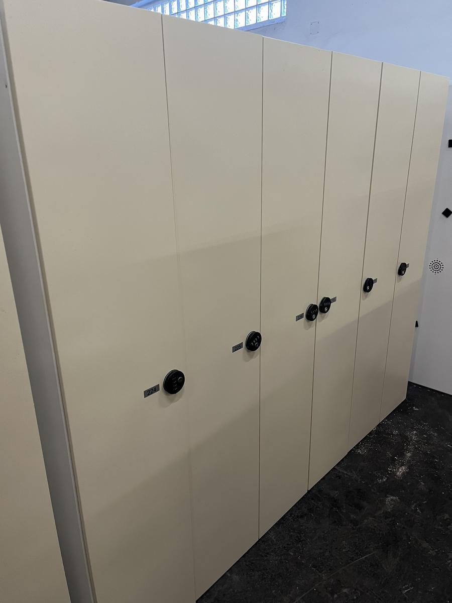 ERKA 3-teiliger Garderobenschrank mit PIN CODE Schloss?d=2025-11-05 08:52:12