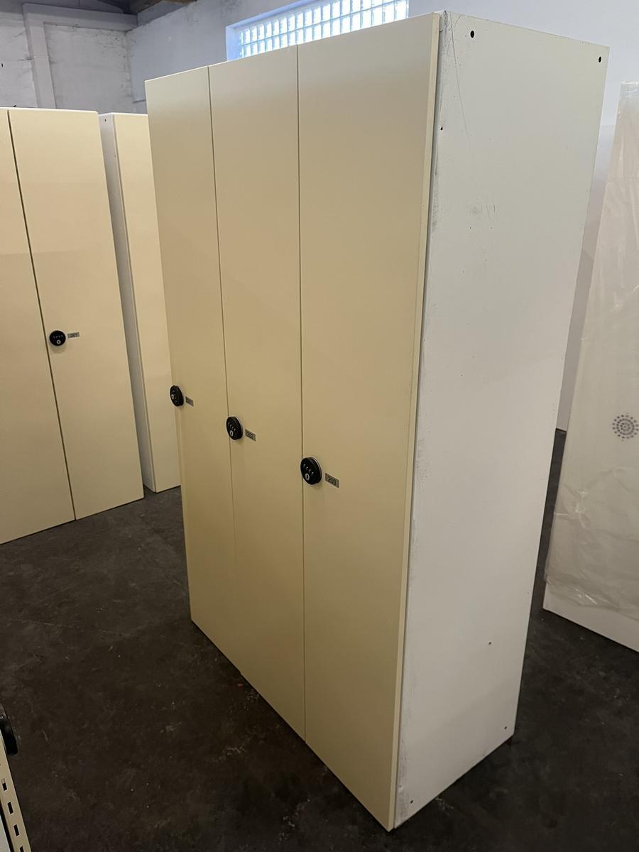 ERKA 3-teiliger Garderobenschrank mit PIN CODE Schloss?d=2025-11-05 08:57:58