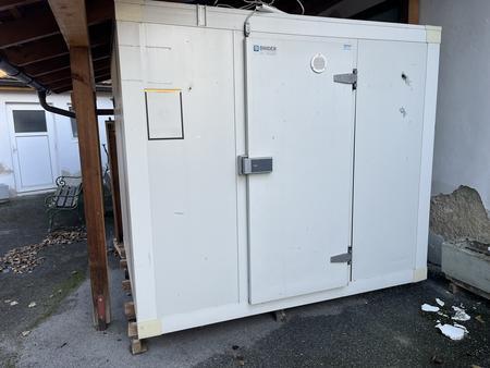 FRISCHDIENST-KHLZELLE IN PANEELBAUWEISE mit 1 Eingangstre, rutschfester Boden, Innenwnde/Auenwnde hell, mit Khlaggregat, 2600/2160/2230 mm, Wandstrke PU 100 mm, Licht