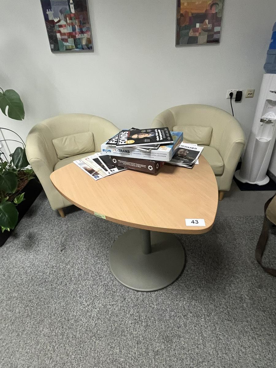 2 Sitzsofa plus 1 Empfangstisch ca. 90 cm?d=2025-11-06 14:54:46