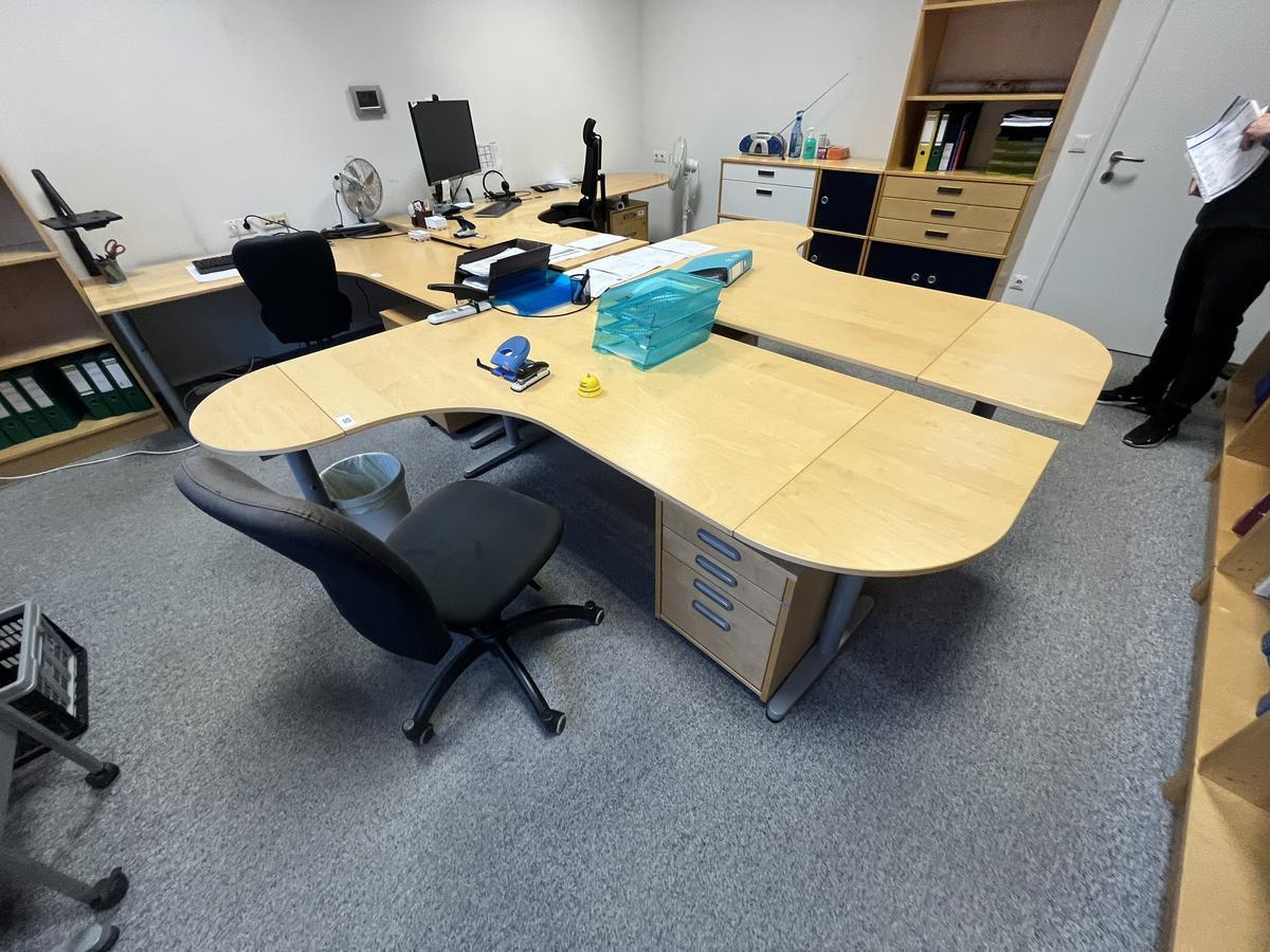 2 Stück Schreibtische geschwungen je ca. 160/200 cm?d=2025-11-06 14:54:45