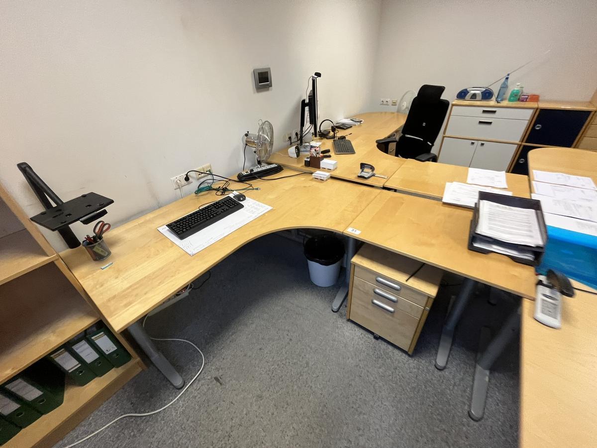 2 Stück Schreibtische geschwungen je ca. 250/200 cm?d=2025-11-06 14:54:07