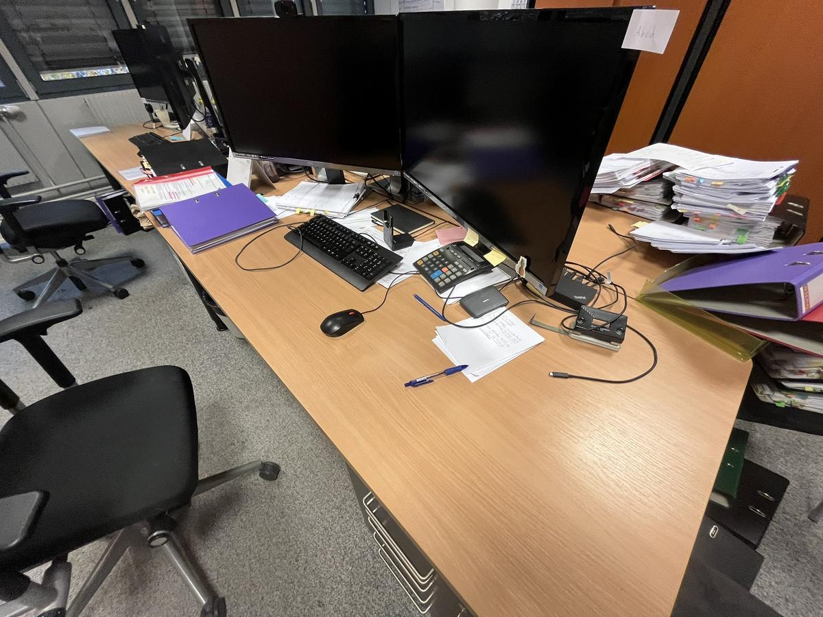 Schreibtisch ca. 200/80 cm