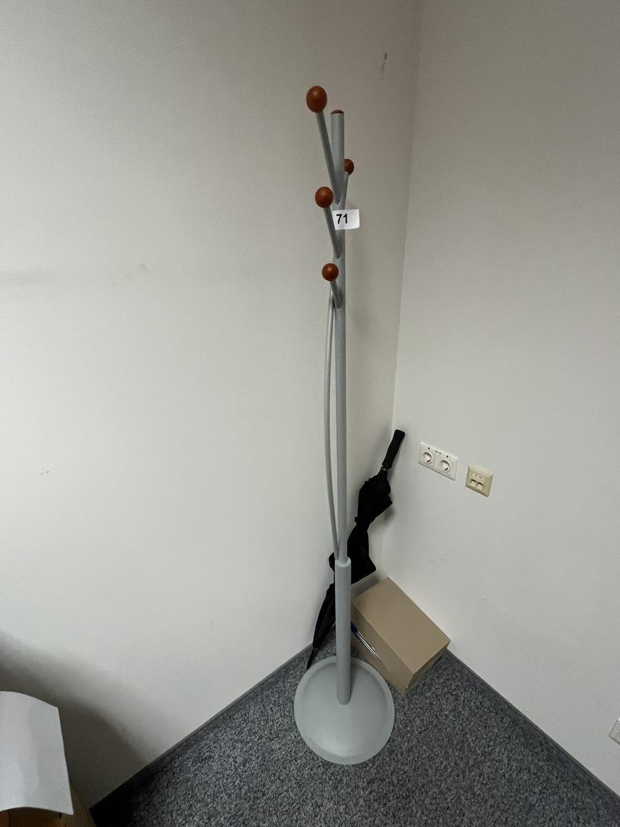 Garderobenständer?d=2025-11-06 14:54:06