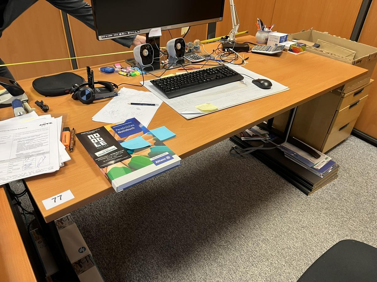 Schreibtisch ca. 180/90 cm?d=2025-11-06 14:54:07