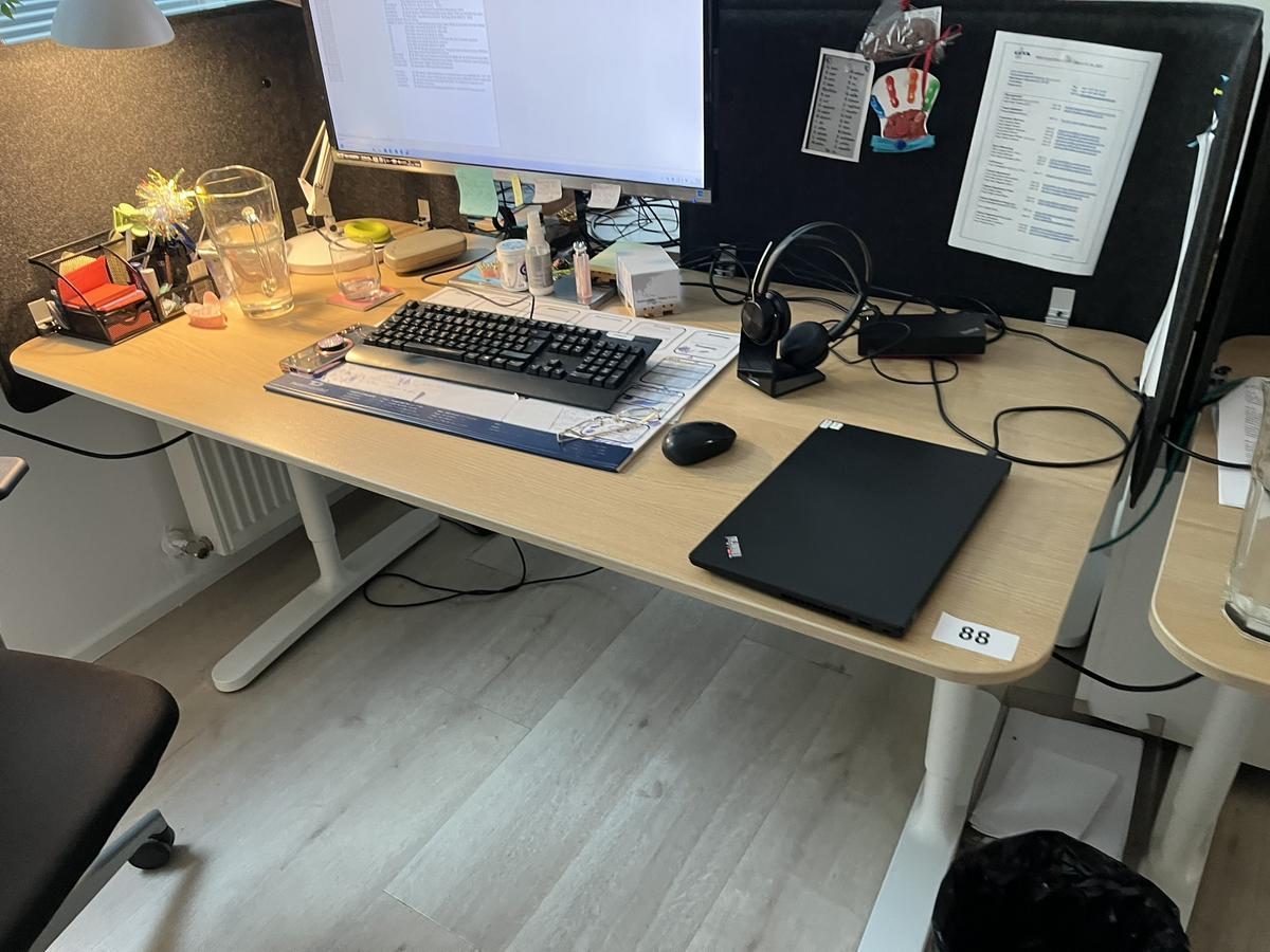 Schreibtisch mit Schutzwand ca. 160/80 cm