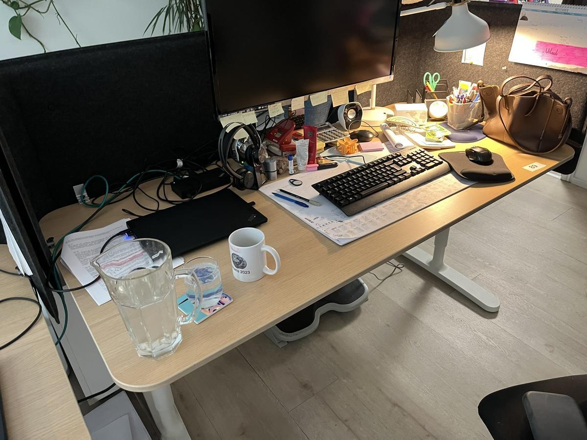 Schreibtisch mit Schutzwand ca. 160/80 cm?d=2025-11-06 14:54:44