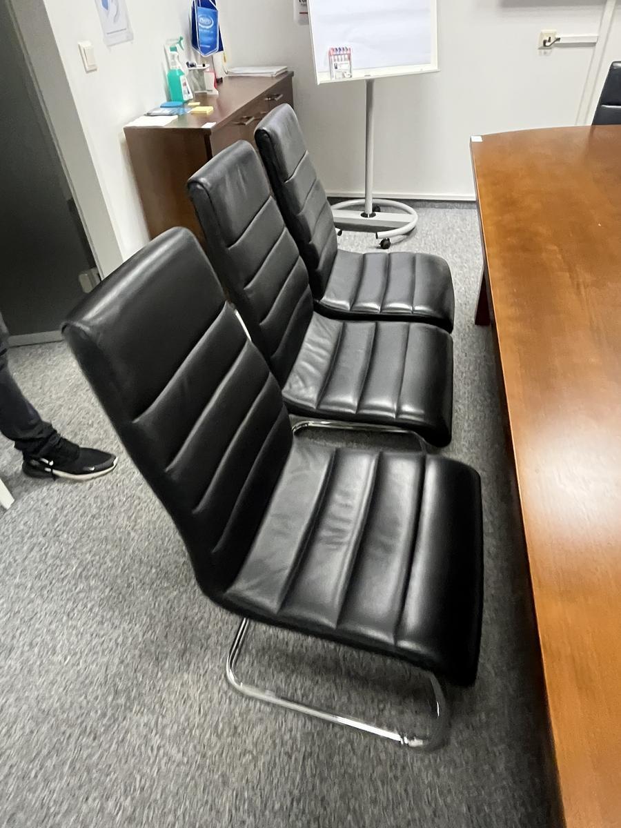 9 Stück Besprechungsstühle schwarz - nicht stapelbar?d=2025-11-06 14:52:03