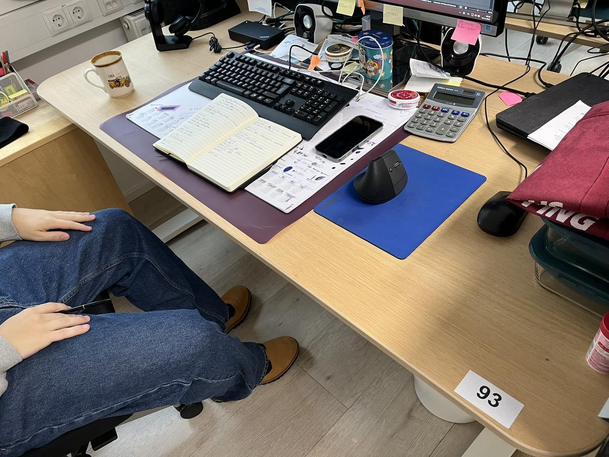 Schreibtisch mit Schutzwand ca. 160/80 cm