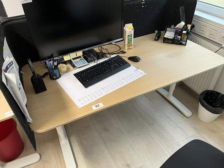 Schreibtisch mit Schutzwand ca. 160/80 cm Schreibtisch mit Schutzwand ca. 160/80 cm