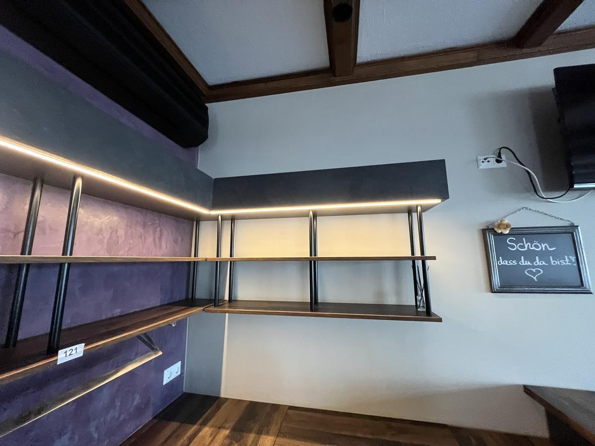 ca. 5 lfm Hängeregale - komplette Barrückwand mit Beleuchtung 80/20 cm?d=2025-11-07 19:38:27