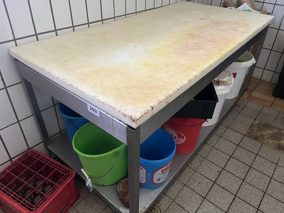 Fleischer Zerlegetisch ca. 180/90/92 cm mit Rollen - ( 1 x Rolle kaputt )?d=2025-11-07 17:00:02