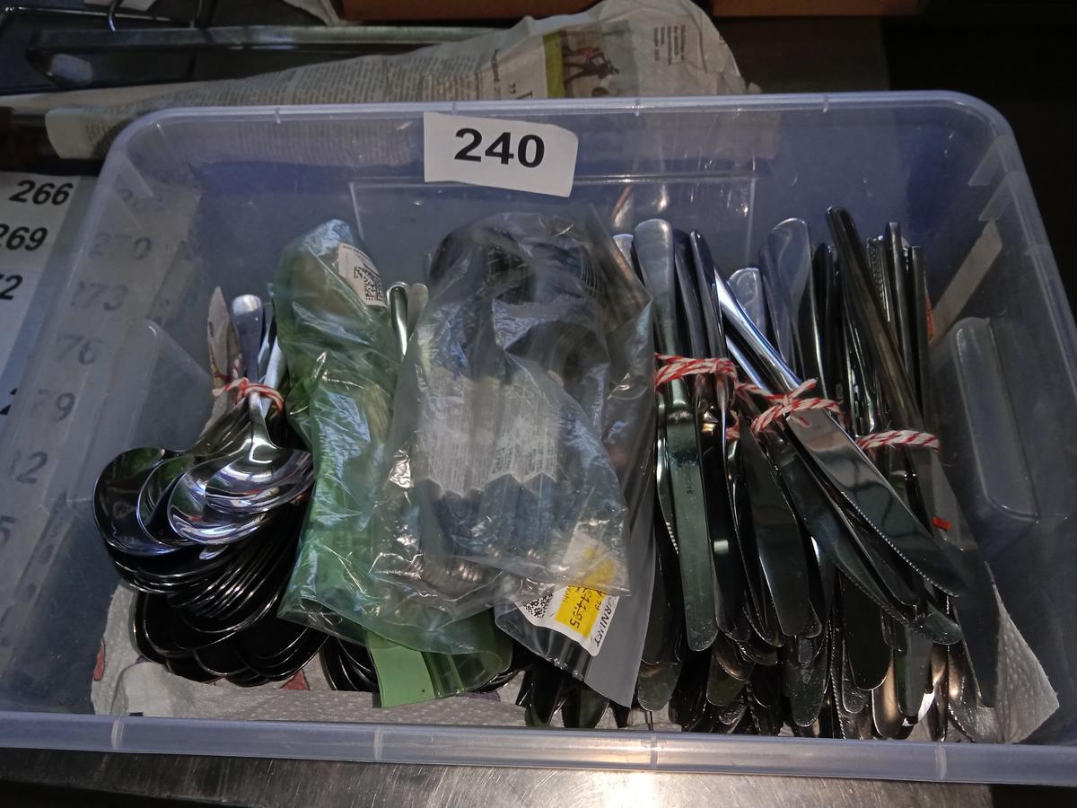 Besteckset: 18 Stk.Löffel,140 Stk.Gabeln?d=2025-11-07 17:00:03