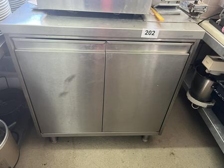 Edelstahlschrank mit Flügeltüre 80/80/90 cm mit 2 Fachebene und Dosenöffner Edelstahlschrank mit Flügeltüre 80/80/90 cm mit 2 Fachebene und Dosenöffner