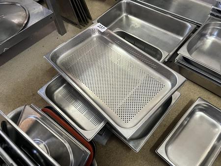 3 Stück GN Behälter gelocht 3 Stück GN Behälter gelocht