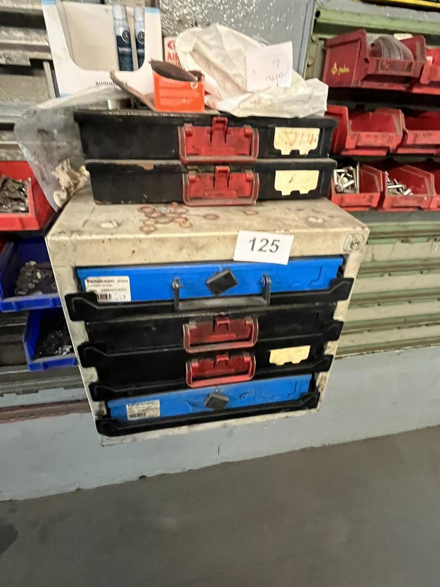 Sortimentsschrank mit Ausziehladen und Kleinteilen