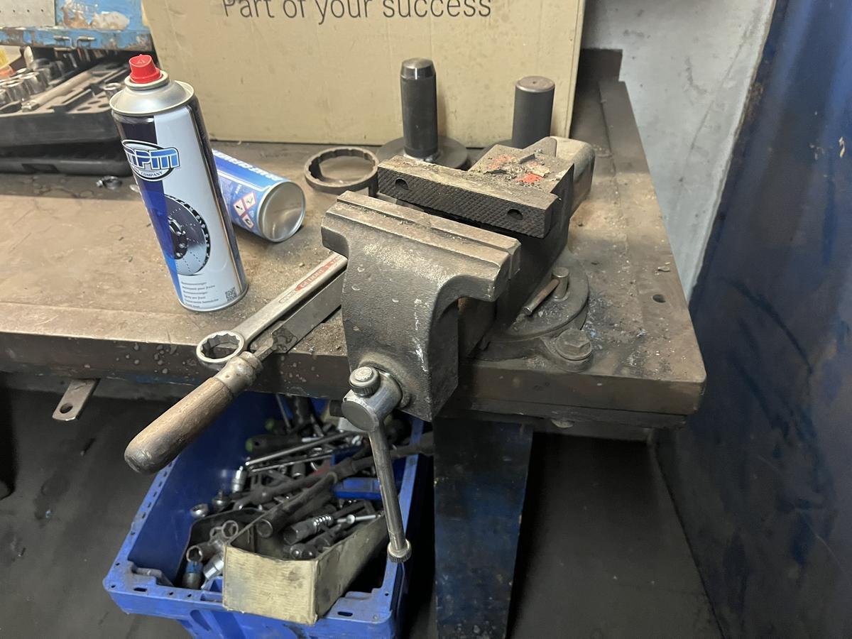 Werkbank L-förmig 270/110/65 cm mit Lade