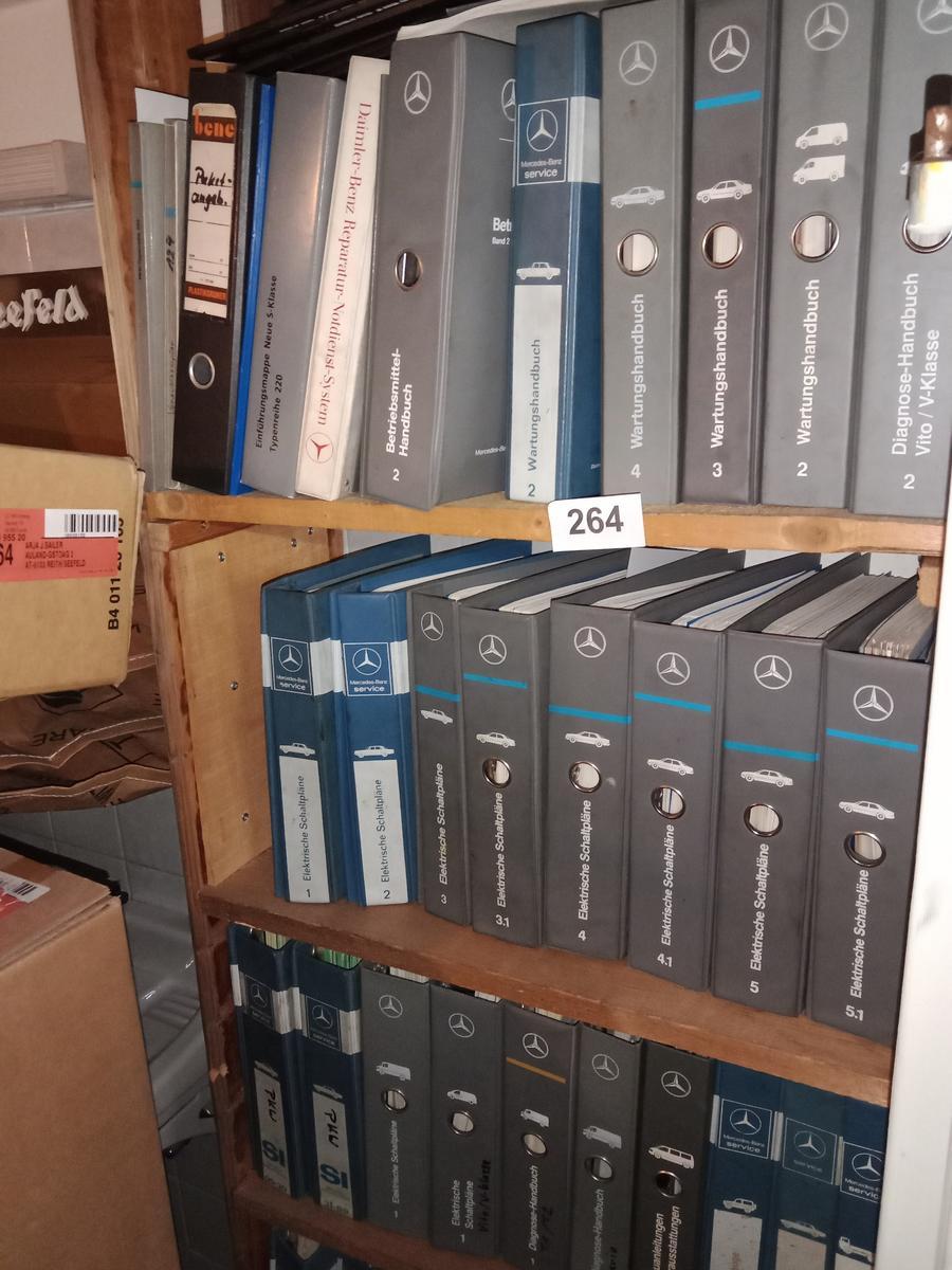 komplette Regalbestand an MB Handbüchern