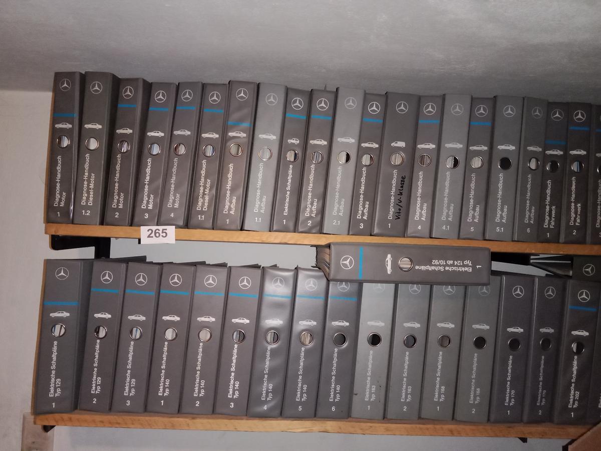 komplette Regalbestand an MB Handbüchern