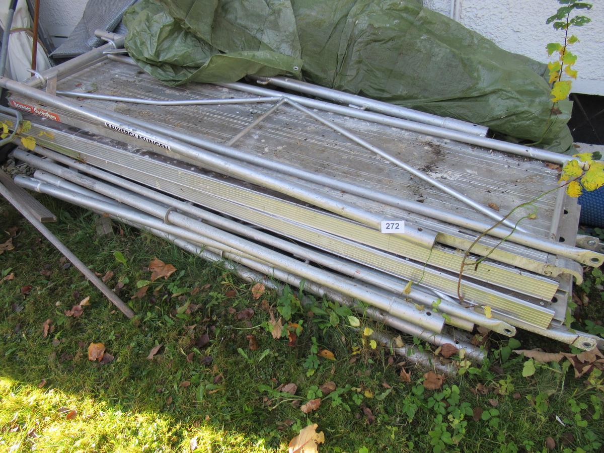 Baugerüst 6 Seitenteile mit je 2m Höhe, 3 Böden, div. Verstrebungen und Leiter