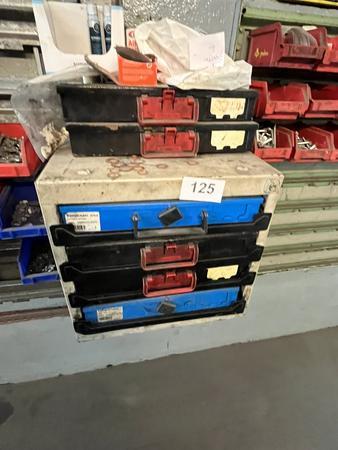 Sortimentsschrank mit Ausziehladen und Kleinteilen Sortimentsschrank mit Ausziehladen und Kleinteilen