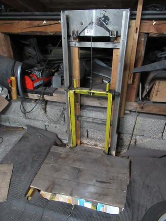 Materialaufzug mit Seilwinde ca. 5m Materialaufzug mit Seilwinde ca. 5m