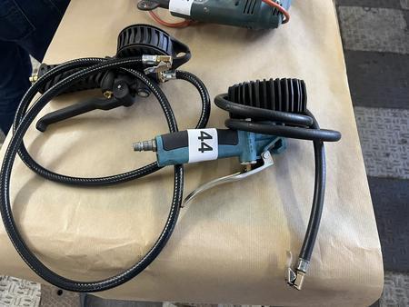 2 Stück Luft-, Reifenfüller ( 1 x neuwertig ) 2 Stück Luft-, Reifenfüller ( 1 x neuwertig )