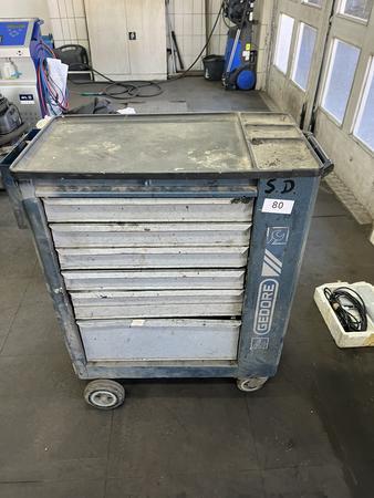 Werkzeugwagen bestück mit Handwerkzeugen Werkzeugwagen bestück mit Handwerkzeugen