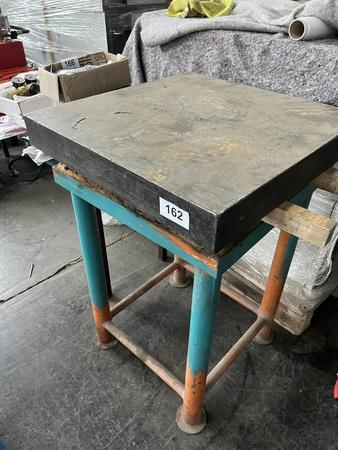 Richtplatte in Metall ca. 60/60 cm mit Arbeitstisch mind.150 kg