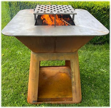 Plancha Feuerschalengriller – Design Holzlager, Platte 80x80cm, Höhe 100cm Plancha Feuerschalengriller – Design Holzlager, Platte 80x80cm, Höhe 100cm