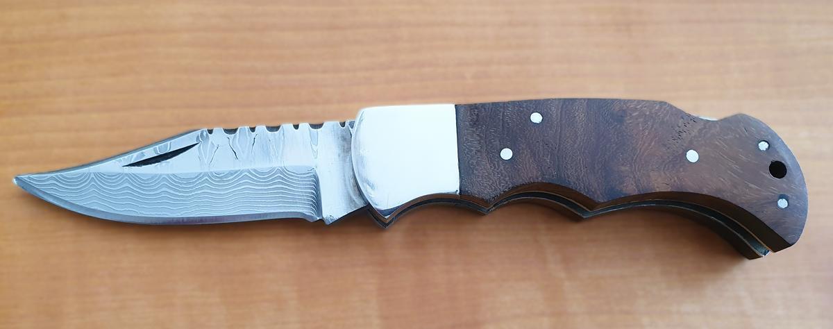 Damast-Taschenmesser / Damast-Klappmesser, Holzgriff, Klinge Damaszener Stahl, rund 100 Lagen, charakteristische, rustikale Schmiedeoberfläche, Gesamtlänge (ausgeklappt) 170 mm, Gesamtlänge (eingeklappt) 100 mm, Klingenlänge 70 mm, Klingenstärke 3mm, Lede?d=2025-11-16 13:06:56