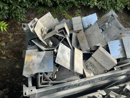 107 Stck = 1 Palette mit DOKA mit Abschalwinkel mit Muttern