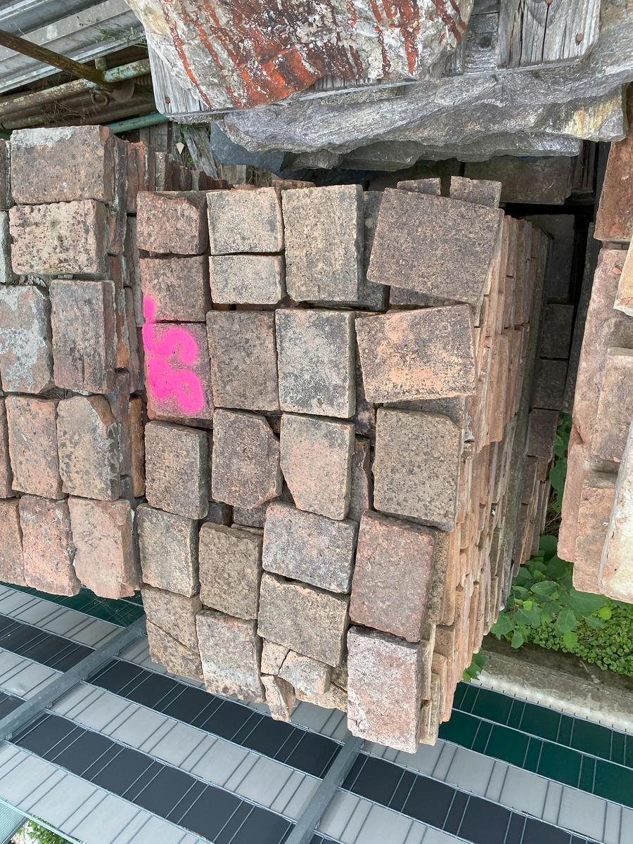 ca.24m2 =2 Pal. antike Ziegelsteine je ca. 24/16/5 cm für Weinkeller usw.