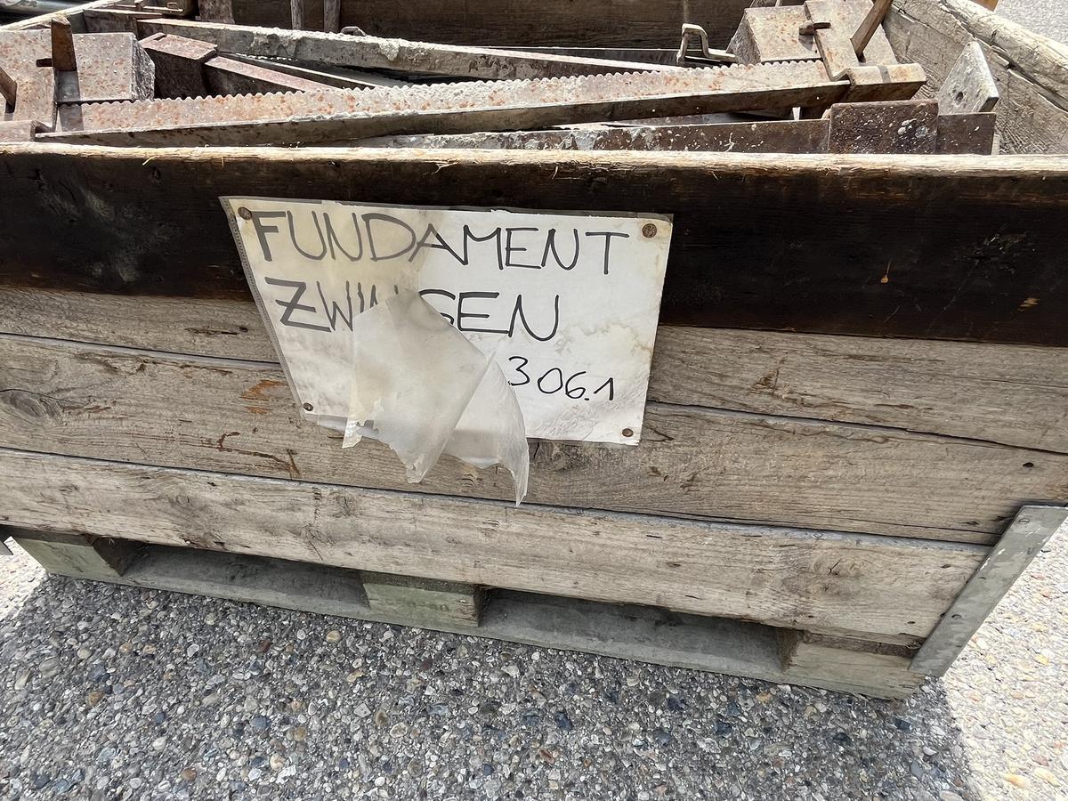 ca. 50 Stück Fundamentzwingen = 2 Paletten je 100 cm