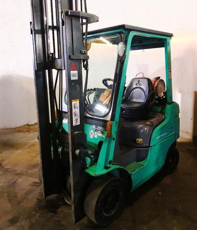 Mitsubishi FG18N Gasbetriebener Stapler / Seriennummer: CF34A-41007, Baujahr: 2013, Betriebsstunden: 9.326, Hubhhe: 4,750 m, Tragfhigkeit: 1.750 kg, Freihubstapler, Hubgerst: 4 hydraulische Steuerkreise, Geschwindigkeit: max. 20 km/h, Eigengewicht: 2.7