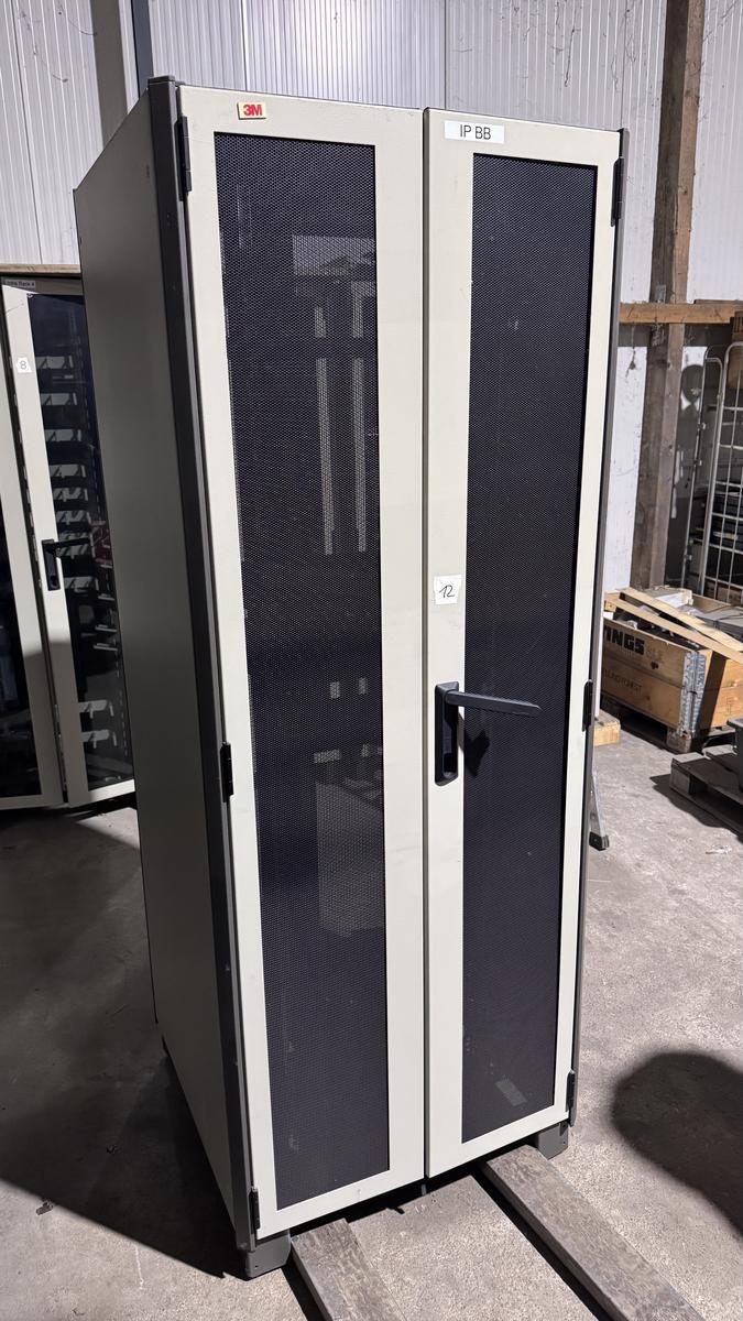 Serverschrank?d=2025-11-19 01:53:26