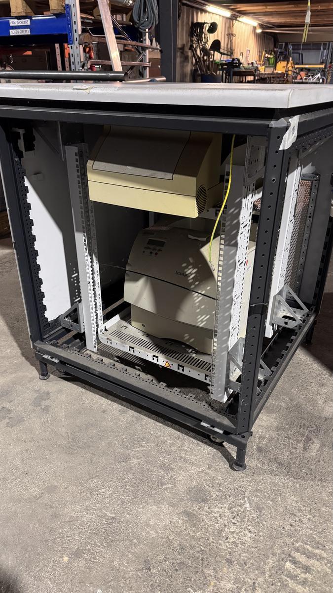 Fahrbarer Tisch mit Inhalt?d=2025-11-19 01:52:30