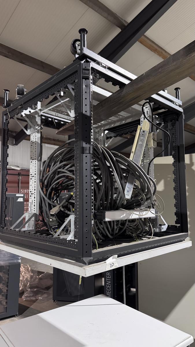 Fahrbarer Tisch mit Inhalt?d=2025-11-19 01:53:47