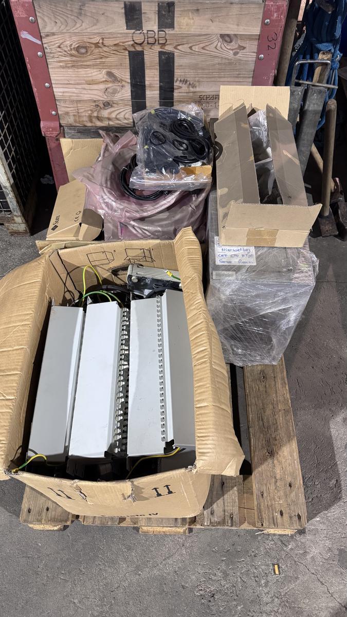 Palette mit diversem Zubehör?d=2025-11-19 01:53:47